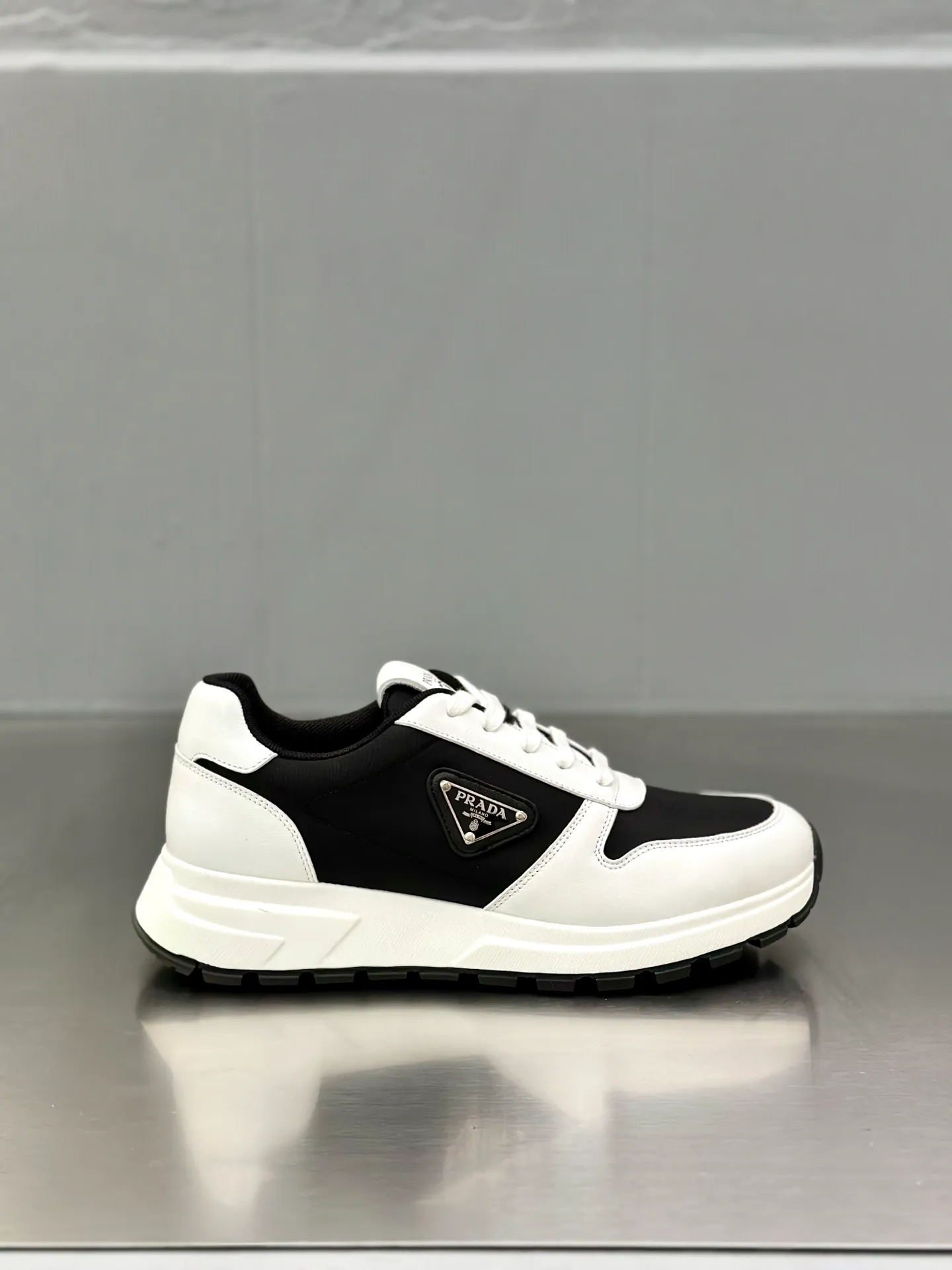 💰740 Prada/Prada men's new mesh stitching sneakers. This sneaker presents a modern version, reinterpreting the brand's archive style with clean lines and smooth details. The shoes are made of calf leather and technical fabric, with a triangular metal logo on the outside, bright TPU decoration on the heel, and a longer and padded inner heel design for a more comfortable fit. The tongue is decorated with a silk-screen logo, and is paired with a hollow rubber sole on the heel. The full cowhide lining comes standard with logo cowhide foot pads, making the upper foot taller, more comfortable, and versatile! Comes with full original packaging! Size: 39-40-41-42-43-44 standard leather shoe size (45 can be customized and does not support returns)